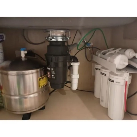 Falcon water systems Drinking Water System with 6-stage filtration and silver tank.