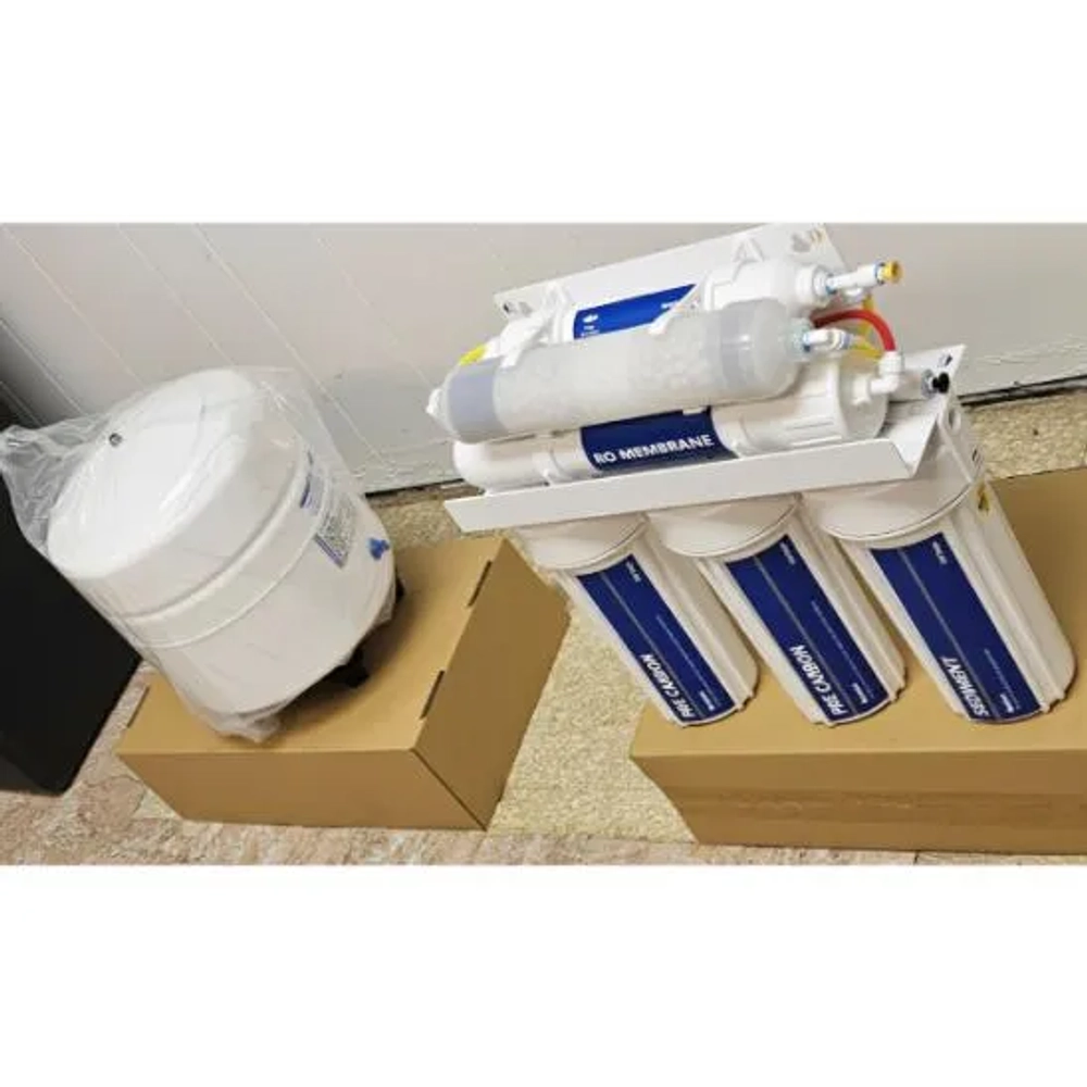 Lacqua e Vita residential reverse osmosis system with separate storage tank, ready for installation and water treatment.