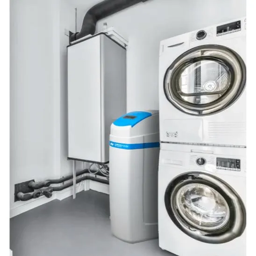 Arctic Blue 250 fully automatic water softener (Land & Water Filtration): 25L resin, 117kg salt capacity, compact.