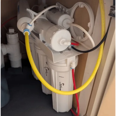 Martins Water Treatment RO.png showing an under-sink 6-stage reverse osmosis drinking water filtration system paired with a classic white pressurized water storage tank