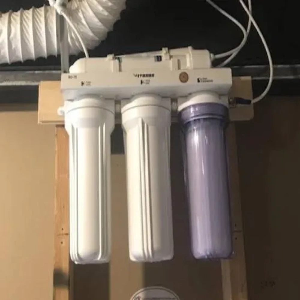 VIVOSUN multi-stage reverse osmosis unit with quick-connect fittings for easy home installation.