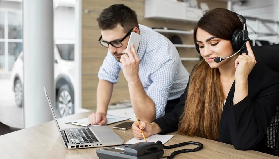 Customer service team providing a top selling filtered shower head buying guide to a client online.